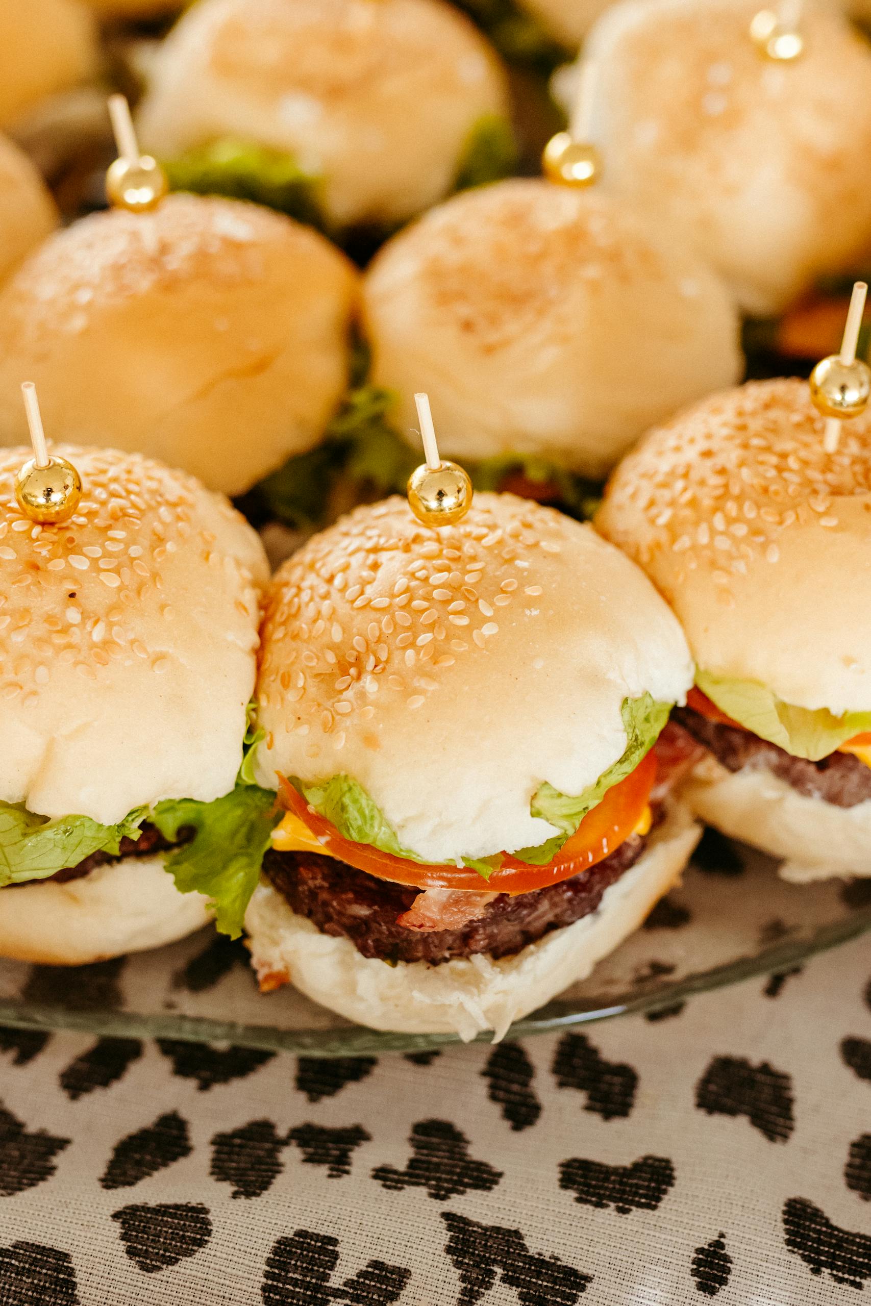 Delicious mini hamburgers with fresh ingredients, perfect for parties and gatherings.